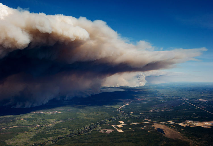 Alberta's`vicious' Wildfires Spread To Suncor Oil-sands Site, Knocks ...