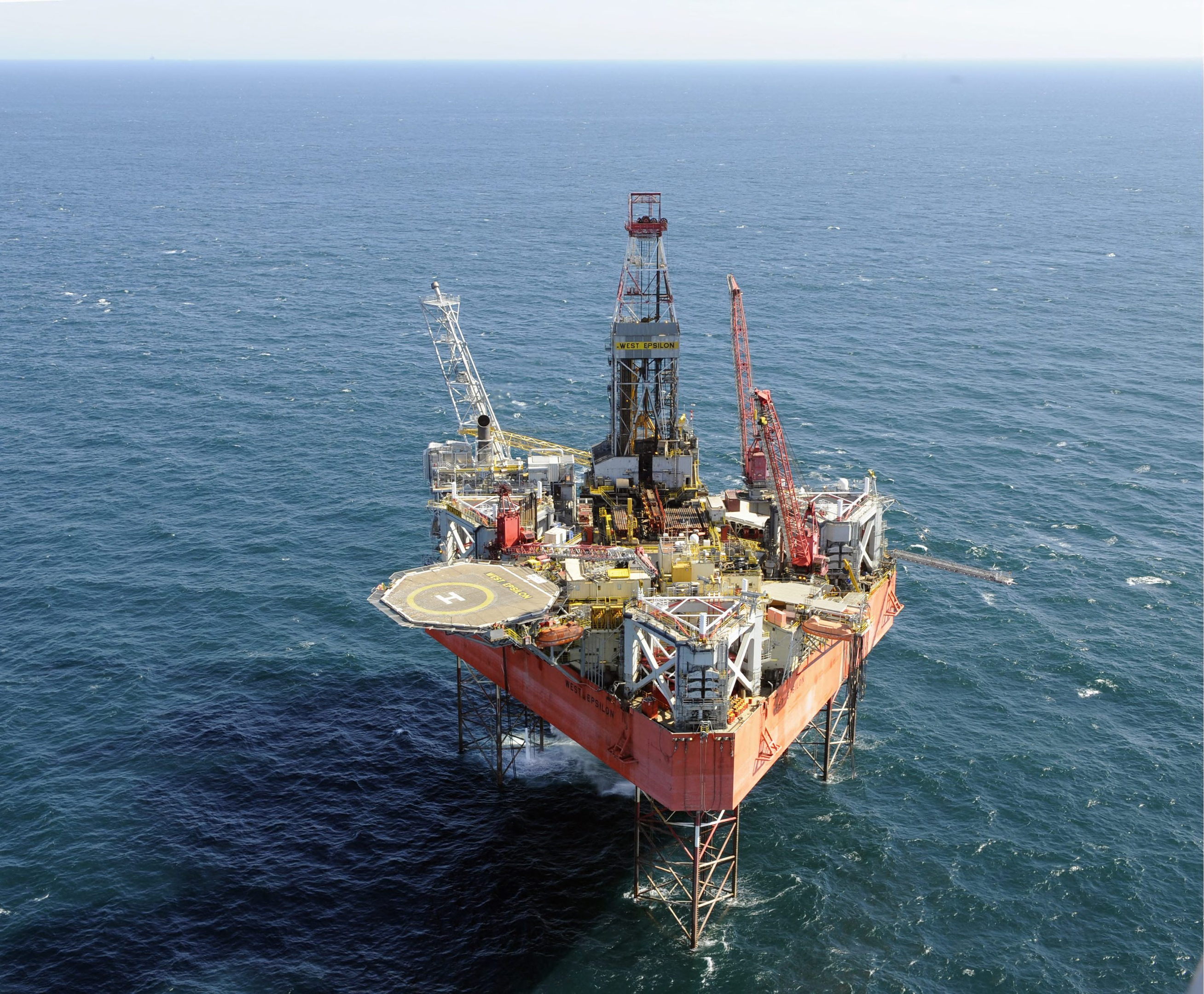 Image of North Atlantic Drilling putting off rig delivery