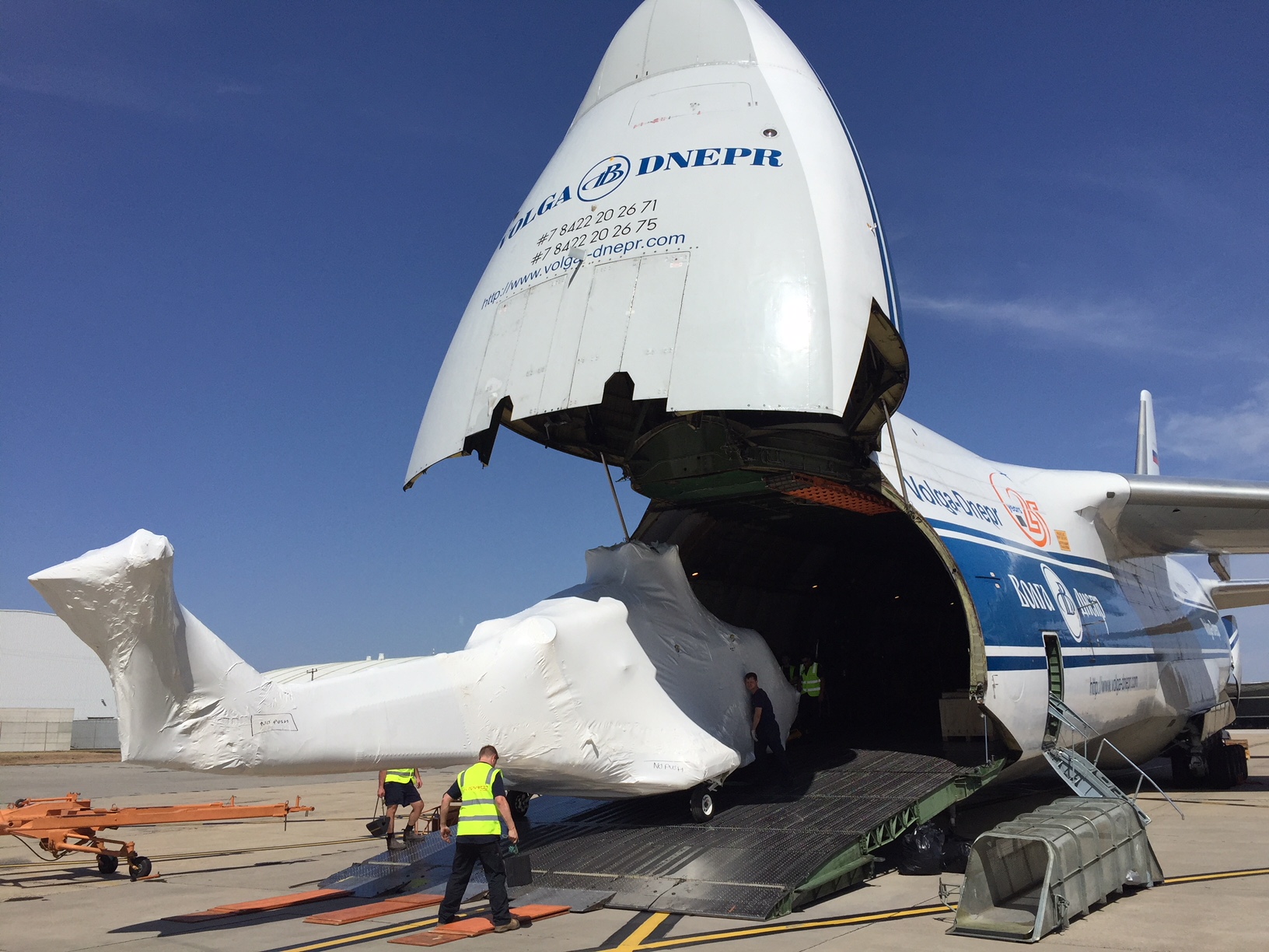 world-s-largest-cargo-plane-helps-deliver-helicopters-to-aberdeen